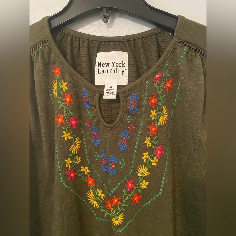 NWT New York Laundry tank top with Flower Embroidered Neckline size med & large - Picture 2 of 3